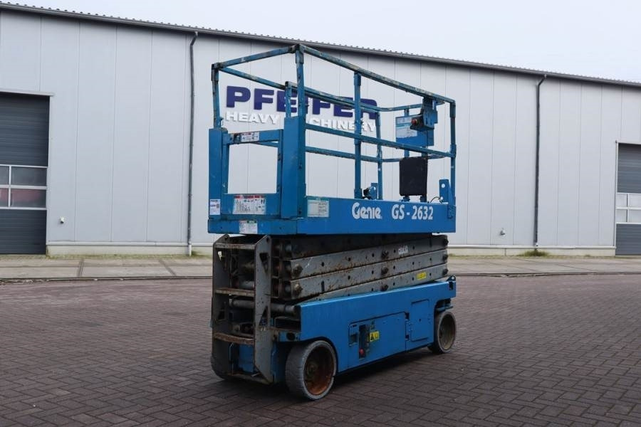 Genie GS2632 Electric, Working Height 10m, 227kg Capacit - Ollós emelő: 2 kép. Genie GS2632 Electric, Working Height 10m, 227kg Capacit - Ollós emelő: 2 kép.