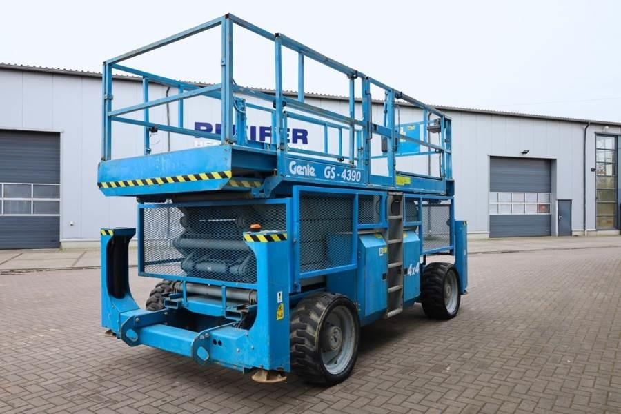 Genie GS4390 Diesel, 4x4 Drive, 15m Working Height, 680k - Ollós emelő: 2 kép. Genie GS4390 Diesel, 4x4 Drive, 15m Working Height, 680k - Ollós emelő: 2 kép.