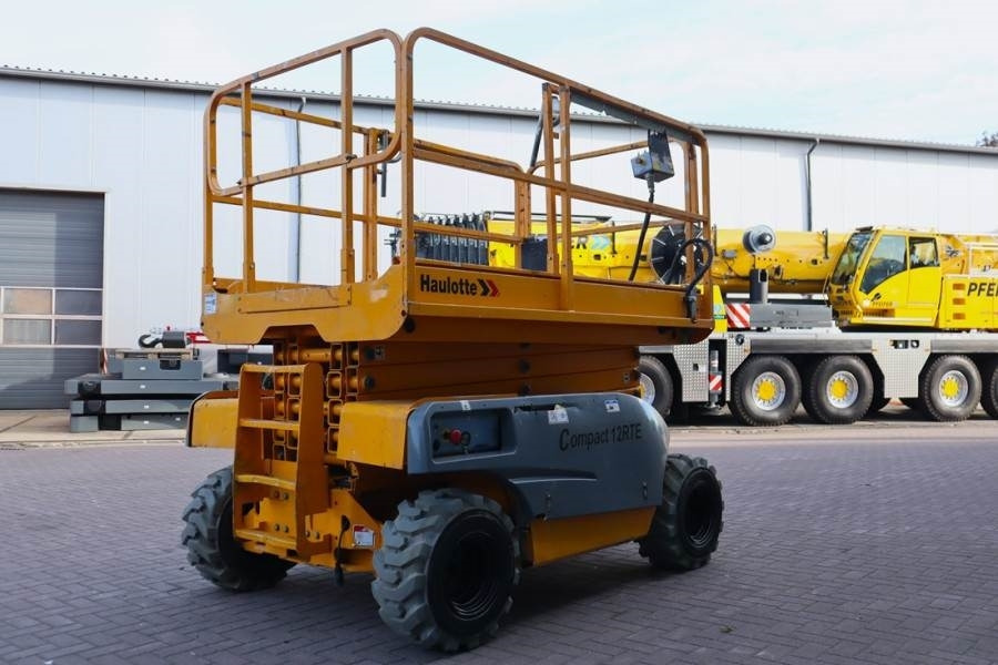 Haulotte Compact 12RTE Electric, 12m Working Height, 450kg - Ollós emelő: 2 kép. Haulotte Compact 12RTE Electric, 12m Working Height, 450kg - Ollós emelő: 2 kép.