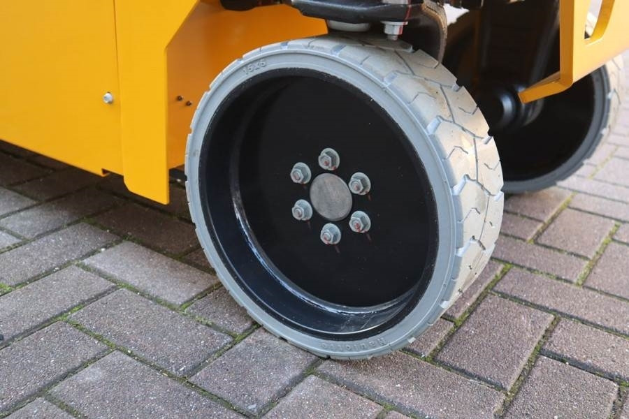 Haulotte Compact 8N Valid inspection, *Guarantee! 8m Workin - Ollós emelő: 4 kép. Haulotte Compact 8N Valid inspection, *Guarantee! 8m Workin - Ollós emelő: 4 kép.