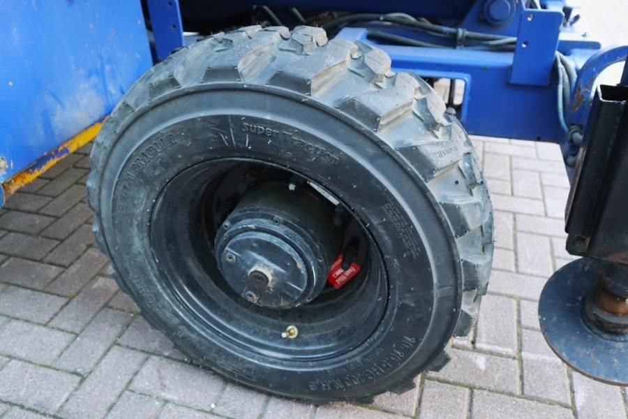Haulotte H15SX New Tyres, Diesel, 4x4 Drive, 15 Working Hei - Ollós emelő: 4 kép. Haulotte H15SX New Tyres, Diesel, 4x4 Drive, 15 Working Hei - Ollós emelő: 4 kép.
