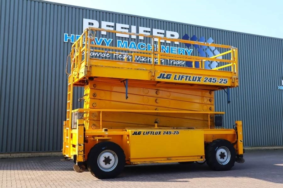 JLG 245-25 Diesel, 4x4 Drive, 26m Working Height, 750k - Ollós emelő: 1 kép. JLG 245-25 Diesel, 4x4 Drive, 26m Working Height, 750k - Ollós emelő: 1 kép.