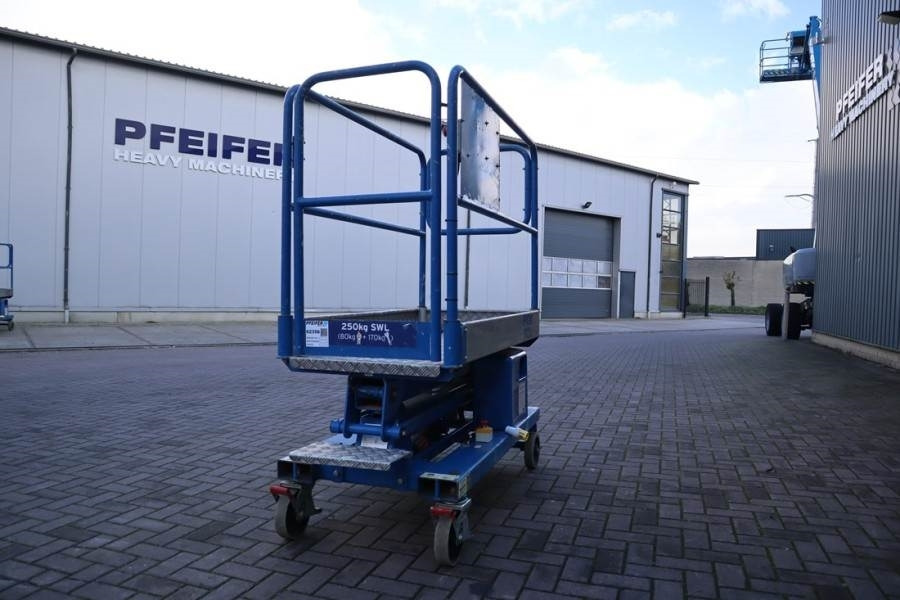 JLG Power Tower Electric, 5.10m Working Height, 250kg  - Személyemelő: 2 kép. JLG Power Tower Electric, 5.10m Working Height, 250kg  - Személyemelő: 2 kép.