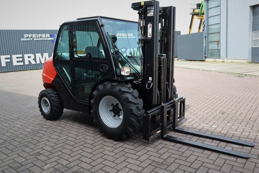Manitou MC25-4 Valid Inspection, *Guarantee, Diesel, 4x4 D - Terepjáró képességű targoncá: 2 kép. Manitou MC25-4 Valid Inspection, *Guarantee, Diesel, 4x4 D - Terepjáró képességű targoncá: 2 kép.