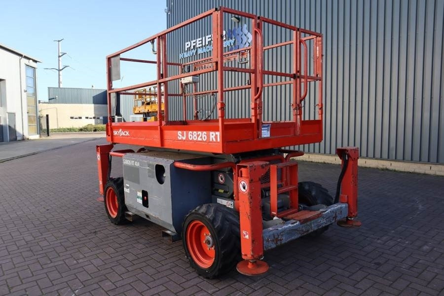 SkyJack SJ6826 Diesel, 4x4 Drive, 10m Working Height, 567k - Ollós emelő: 4 kép. SkyJack SJ6826 Diesel, 4x4 Drive, 10m Working Height, 567k - Ollós emelő: 4 kép.