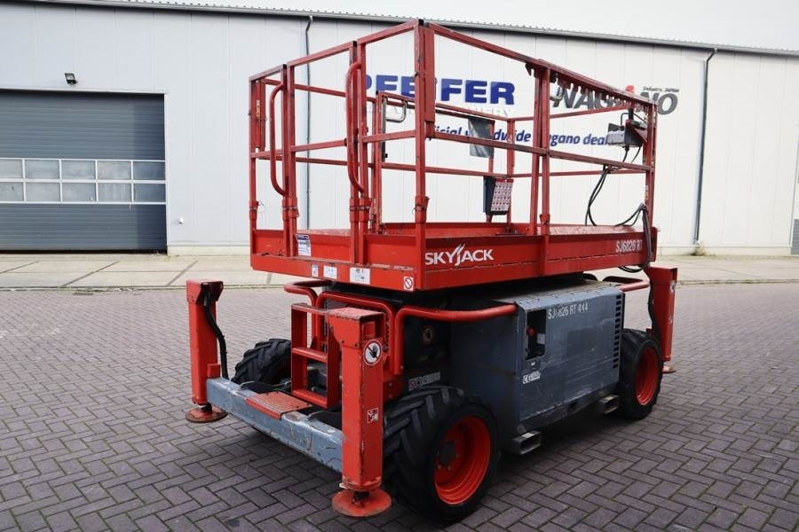 SkyJack SJ6826 Diesel, 4x4 Drive, 10m Working Height, 567k - Ollós emelő: 2 kép. SkyJack SJ6826 Diesel, 4x4 Drive, 10m Working Height, 567k - Ollós emelő: 2 kép.