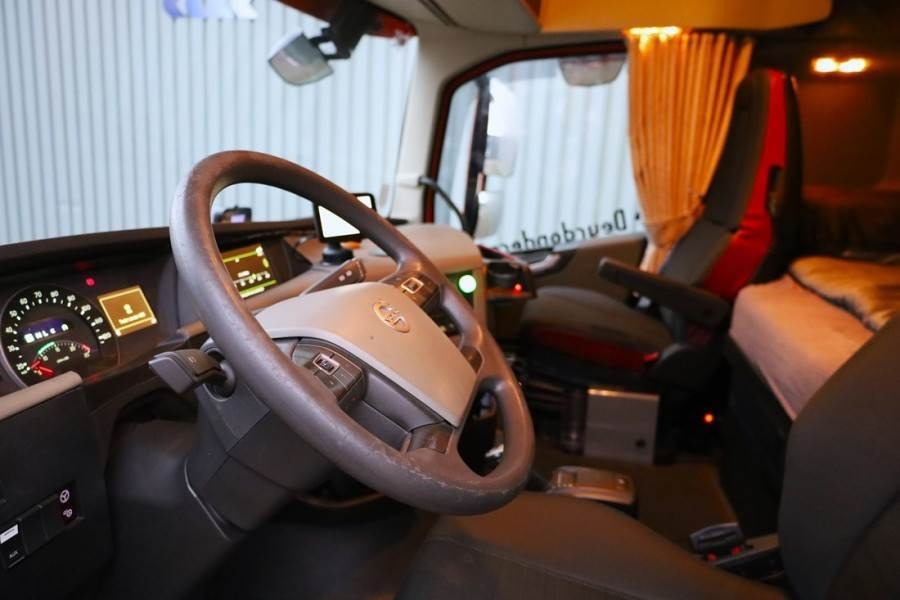 Volvo FH12 With Cormach 135tm Crane Volvo FH12 10x4 With - Terepjáró autódaru: 4 kép. Volvo FH12 With Cormach 135tm Crane Volvo FH12 10x4 With - Terepjáró autódaru: 4 kép.
