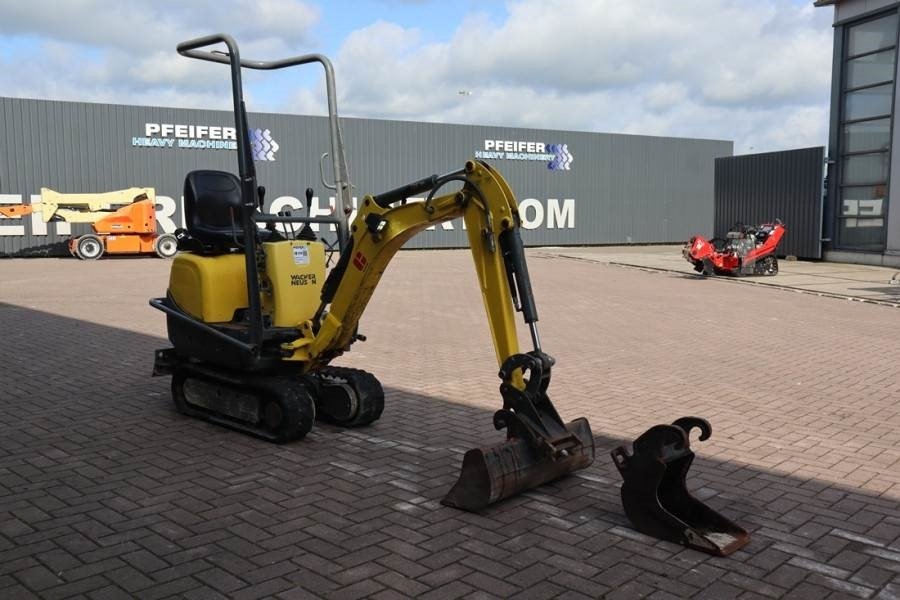 Wacker Neuson SWE08B Wacker Neuson mini excavator including 2 bu - Minikotró: 2 kép. Wacker Neuson SWE08B Wacker Neuson mini excavator including 2 bu - Minikotró: 2 kép.