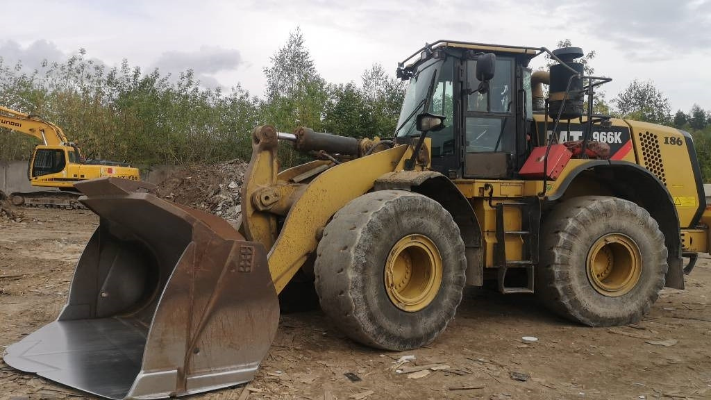 CAT 966 K - Gumikerekes homlokrakodó: 1 kép. CAT 966 K - Gumikerekes homlokrakodó: 1 kép.