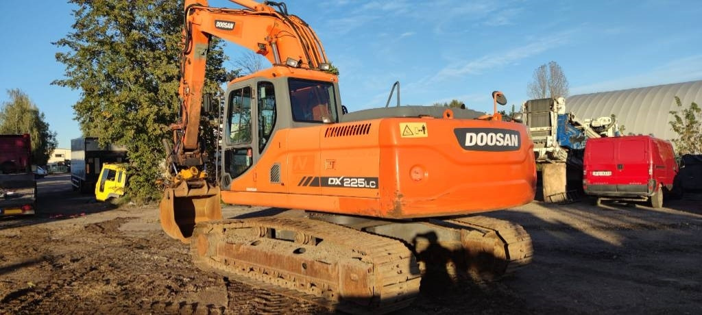 Doosan 225 LC - Lánctalpas kotró: 2 kép. Doosan 225 LC - Lánctalpas kotró: 2 kép.