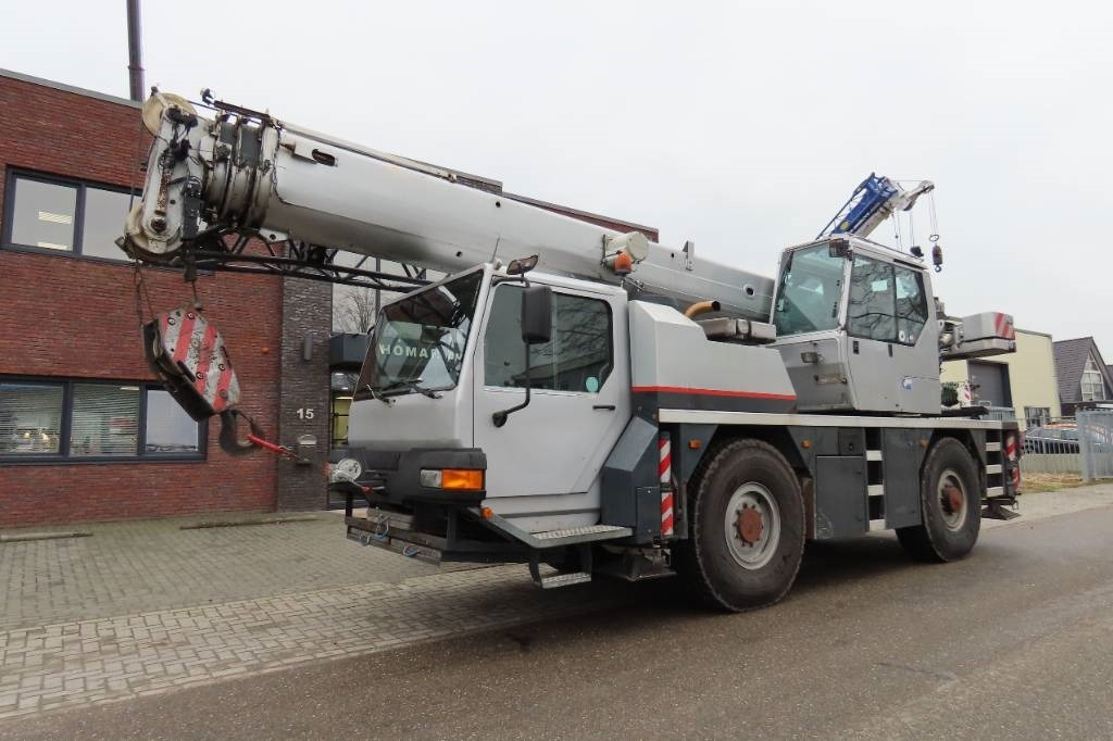 Liebherr LTM 1030/2 - Terepjáró autódaru: 1 kép. Liebherr LTM 1030/2 - Terepjáró autódaru: 1 kép.