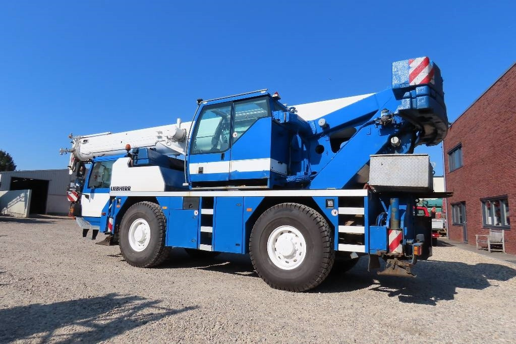 Liebherr LTM 1040-2.1 - Terepjáró autódaru: 4 kép. Liebherr LTM 1040-2.1 - Terepjáró autódaru: 4 kép.