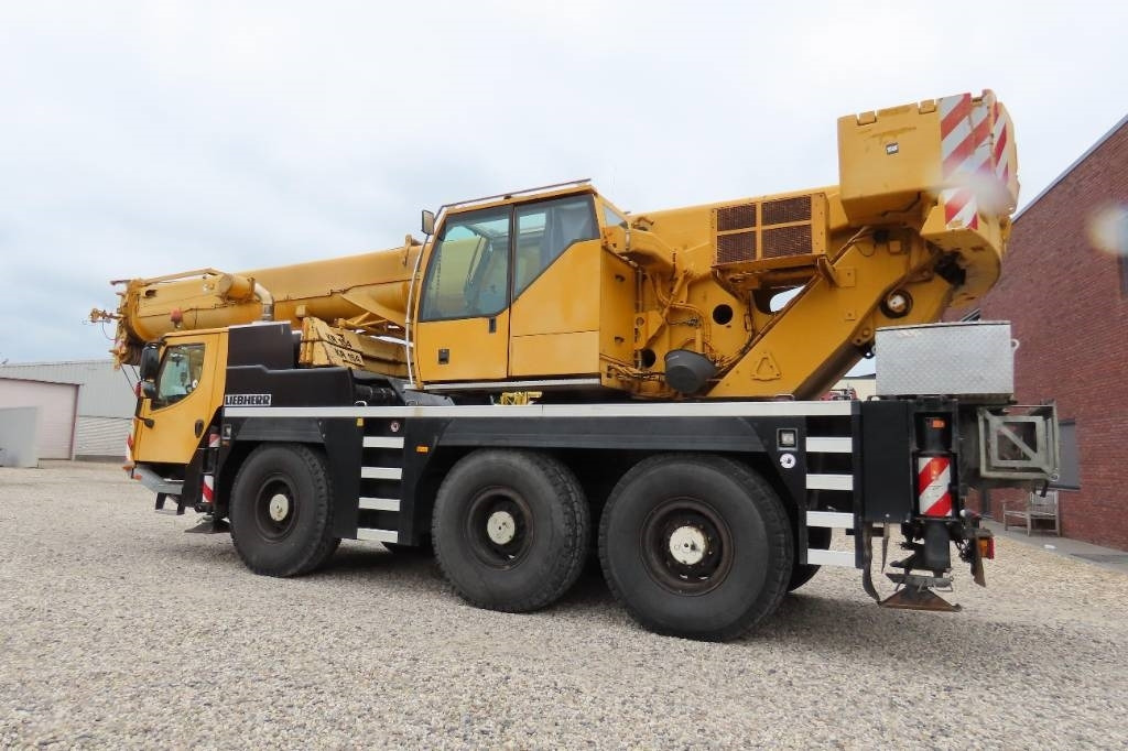 Liebherr LTM 1050-3.1 - Terepjáró autódaru: 4 kép. Liebherr LTM 1050-3.1 - Terepjáró autódaru: 4 kép.