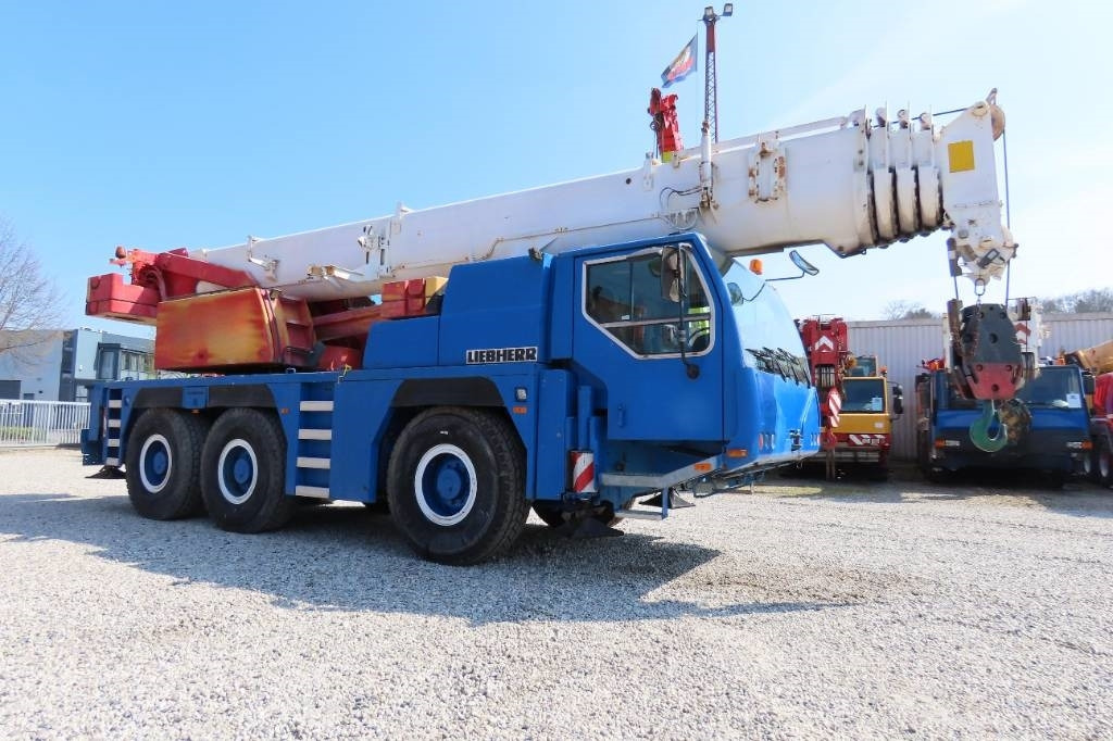 Liebherr LTM 1055-1 - Terepjáró autódaru: 2 kép. Liebherr LTM 1055-1 - Terepjáró autódaru: 2 kép.