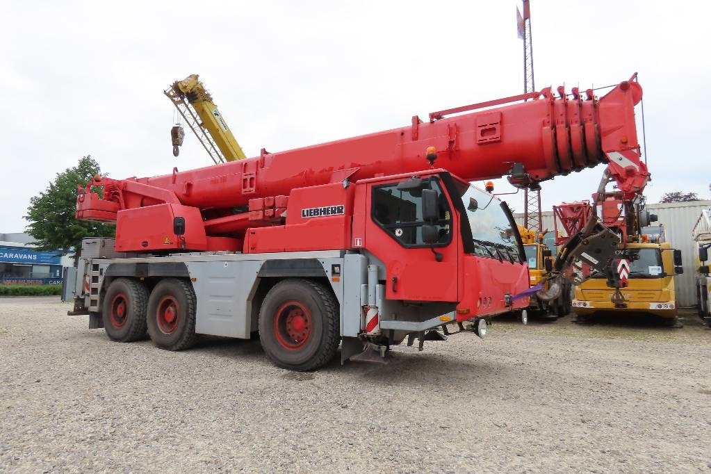 Liebherr LTM 1055-3.2 - Terepjáró autódaru: 2 kép. Liebherr LTM 1055-3.2 - Terepjáró autódaru: 2 kép.