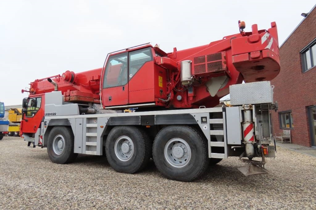 Liebherr LTM 1055-3.2 - Terepjáró autódaru: 4 kép. Liebherr LTM 1055-3.2 - Terepjáró autódaru: 4 kép.