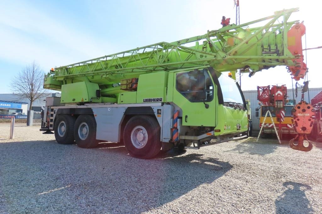 Liebherr LTM 1055-3.2 - Terepjáró autódaru: 2 kép. Liebherr LTM 1055-3.2 - Terepjáró autódaru: 2 kép.