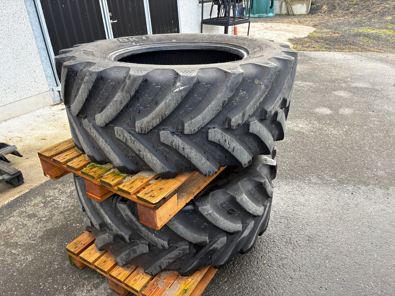 AgriMax 480/65R28 - Gumiabroncs - Mezőgazdasági gépek: 1 kép. AgriMax 480/65R28 - Gumiabroncs - Mezőgazdasági gépek: 1 kép.
