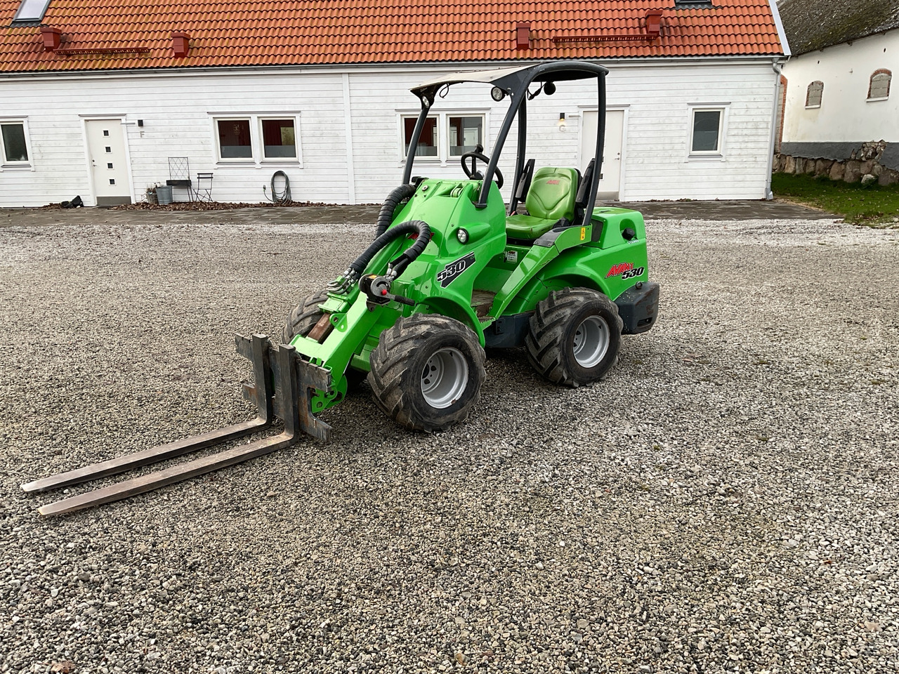 Avant 530 - Gumikerekes homlokrakodó: 1 kép. Avant 530 - Gumikerekes homlokrakodó: 1 kép.