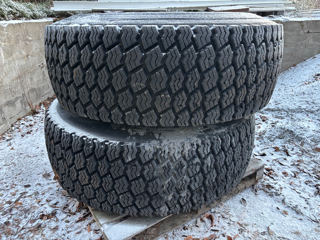 Bridgestone - Gumiabroncs - Építőipari gépek: 1 kép. Bridgestone - Gumiabroncs - Építőipari gépek: 1 kép.