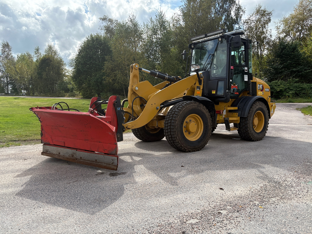 CAT 908 M - Gumikerekes homlokrakodó: 1 kép. CAT 908 M - Gumikerekes homlokrakodó: 1 kép.