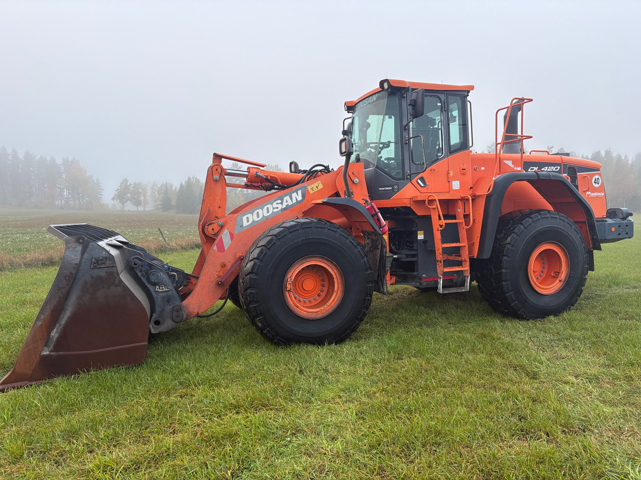 Doosan DL420-5 - Gumikerekes homlokrakodó: 1 kép. Doosan DL420-5 - Gumikerekes homlokrakodó: 1 kép.