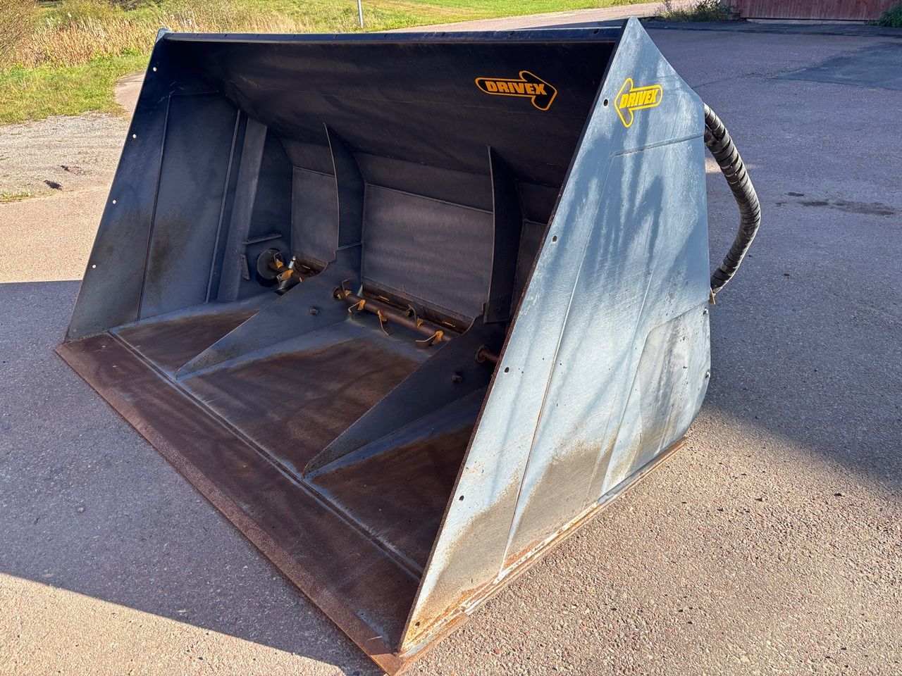 Drivex SS330-BM - Homok-/ Sószóró: 1 kép. Drivex SS330-BM - Homok-/ Sószóró: 1 kép.