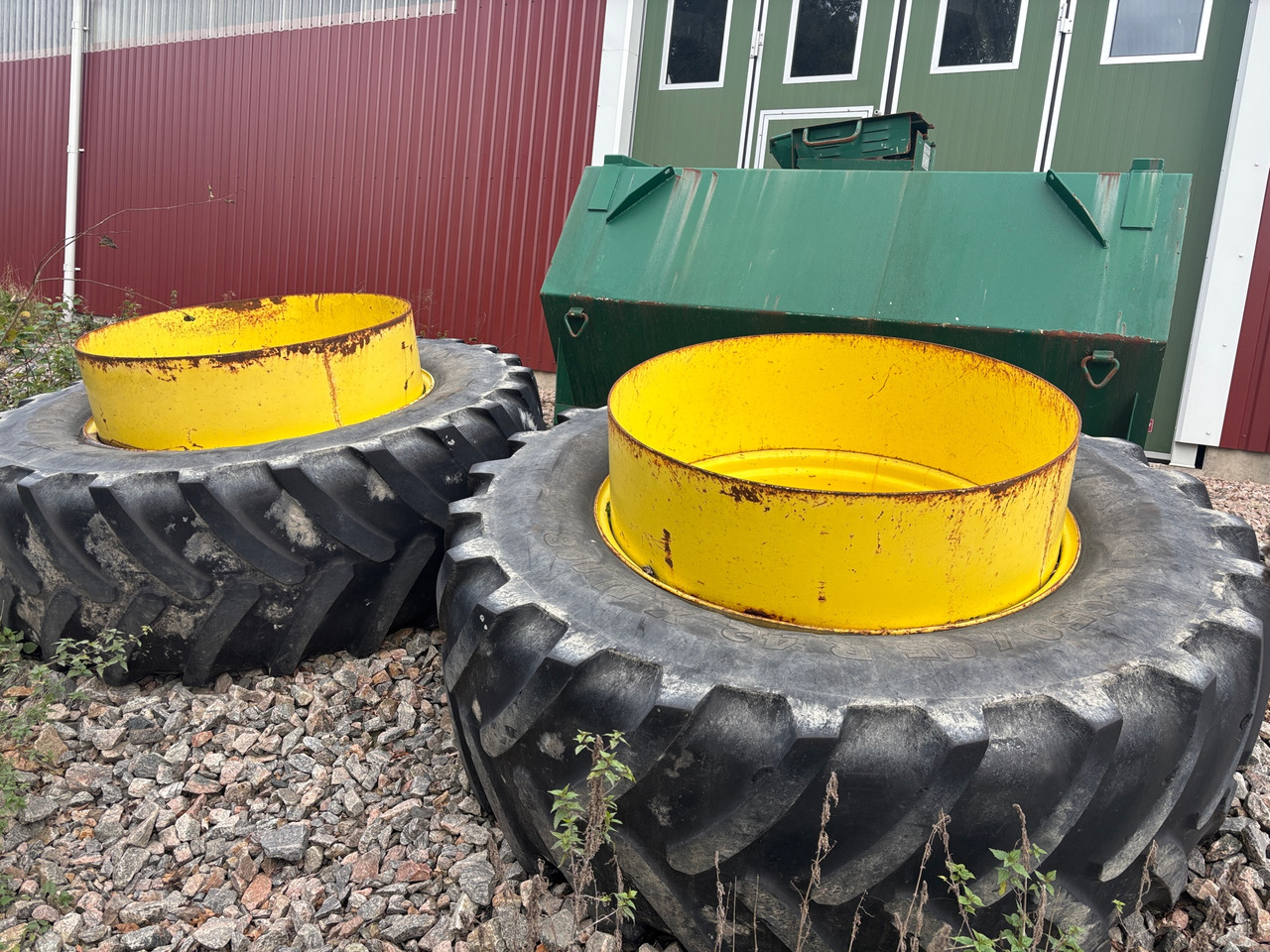 Dubbelmontage 650/65R42 till John Deere bak 2st - Gumiabroncs - Mezőgazdasági gépek: 1 kép. Dubbelmontage 650/65R42 till John Deere bak 2st - Gumiabroncs - Mezőgazdasági gépek: 1 kép.