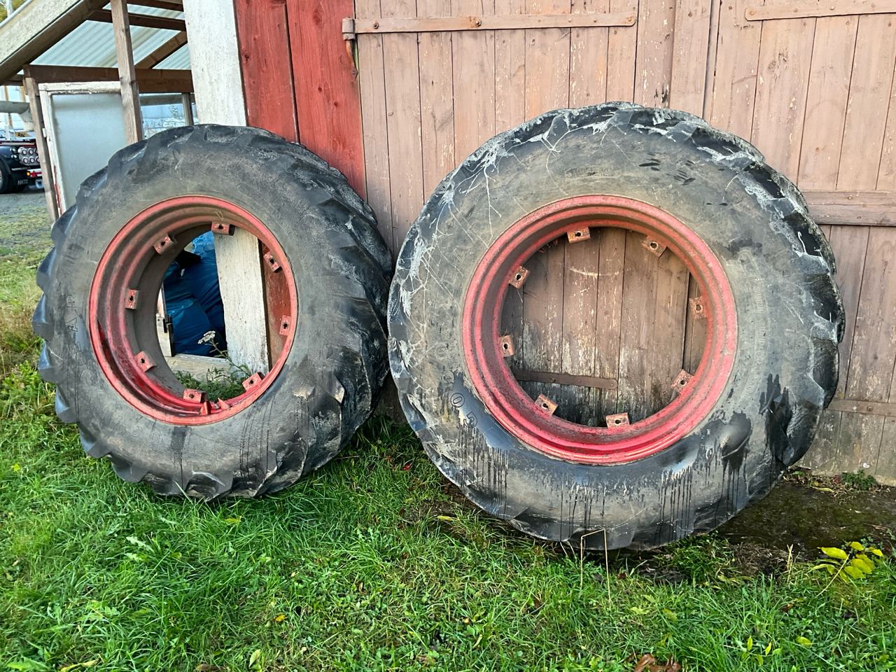 Goodyear Super Sure Grip Tractor - Gumiabroncs - Mezőgazdasági gépek: 1 kép. Goodyear Super Sure Grip Tractor - Gumiabroncs - Mezőgazdasági gépek: 1 kép.