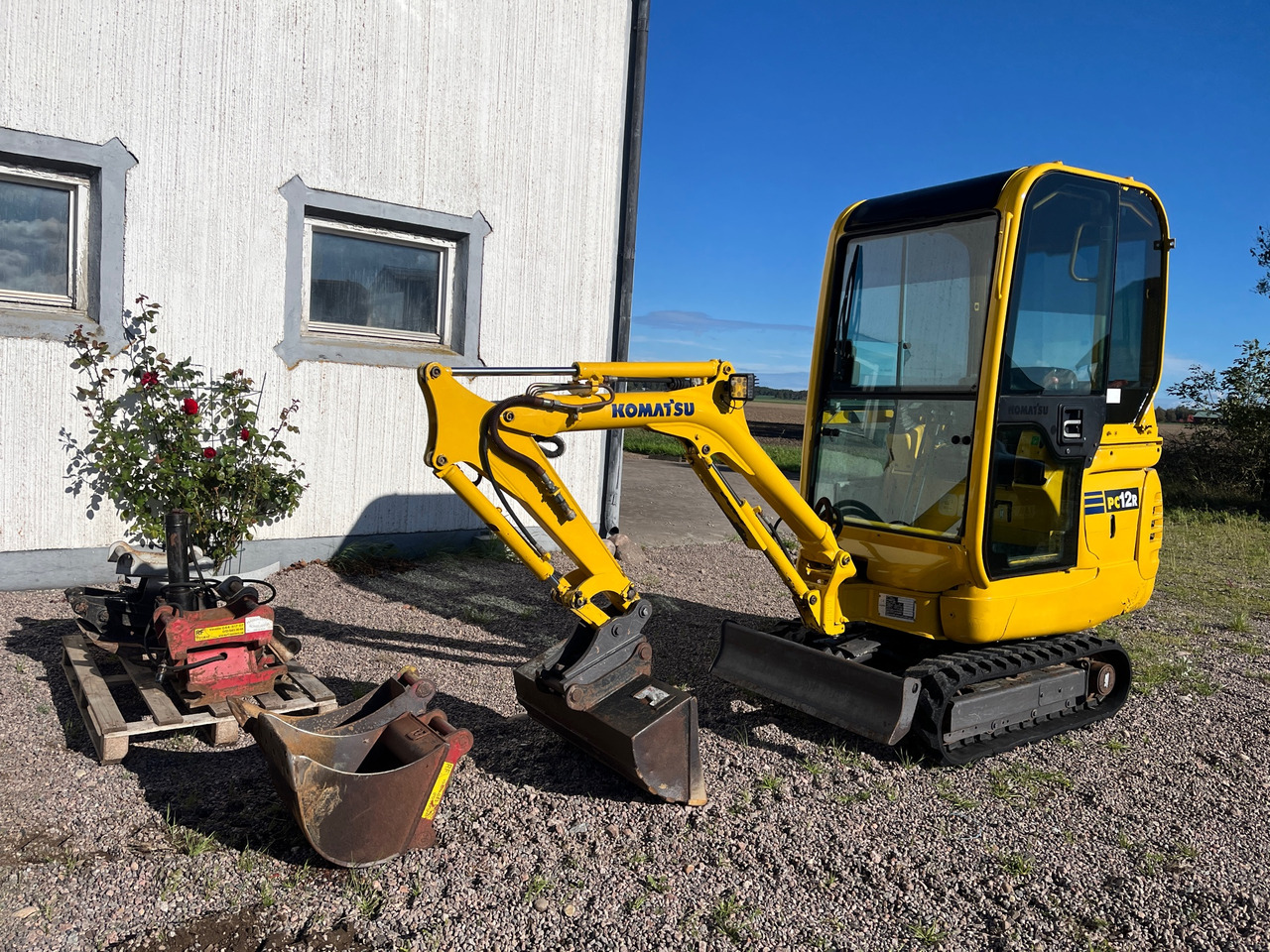 Komatsu PC12R-8 - Kotrógép: 1 kép. Komatsu PC12R-8 - Kotrógép: 1 kép.