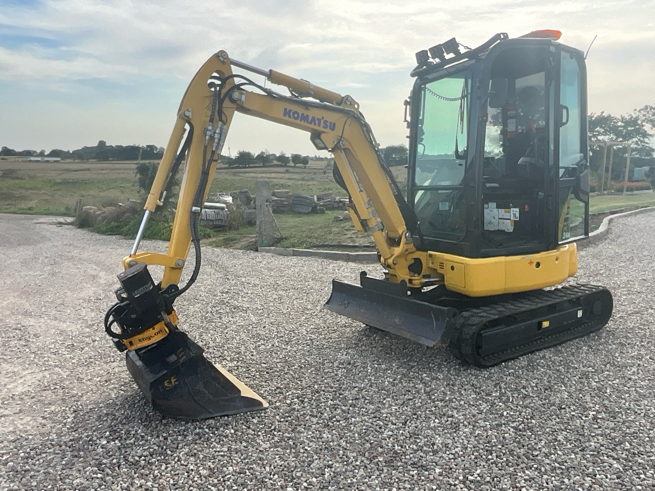 Komatsu PC24MR-5 - Kotrógép: 1 kép. Komatsu PC24MR-5 - Kotrógép: 1 kép.