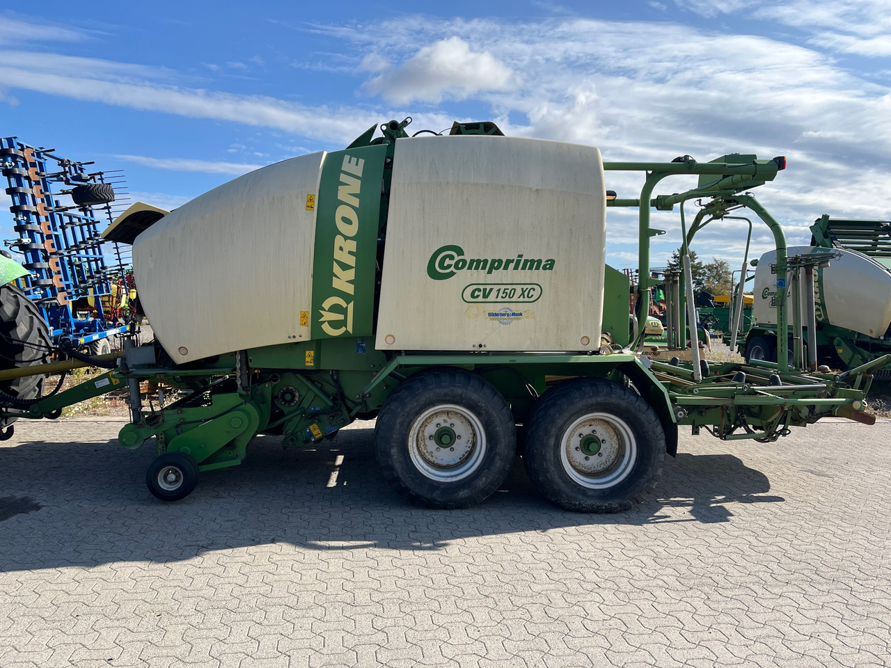 Krone Comprima CV 150 - Bálázó: 1 kép. Krone Comprima CV 150 - Bálázó: 1 kép.