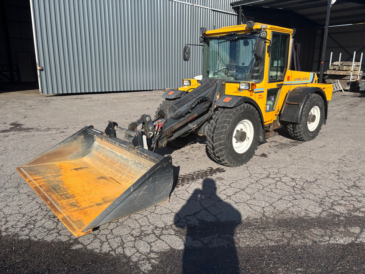 Lundberg 4200Ls - Gumikerekes homlokrakodó: 1 kép. Lundberg 4200Ls - Gumikerekes homlokrakodó: 1 kép.