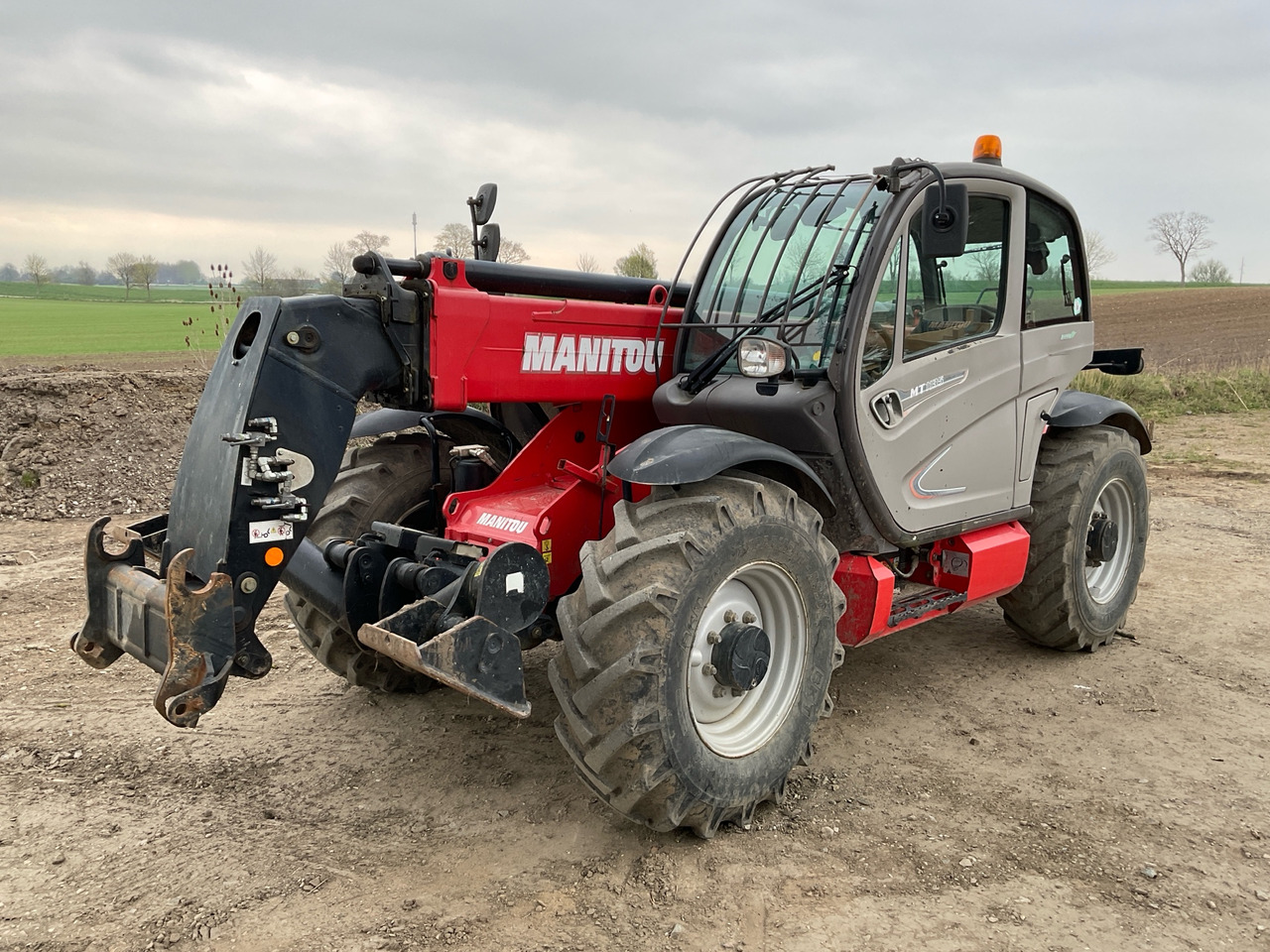 Manitou MT1135 - Gumikerekes homlokrakodó: 1 kép. Manitou MT1135 - Gumikerekes homlokrakodó: 1 kép.