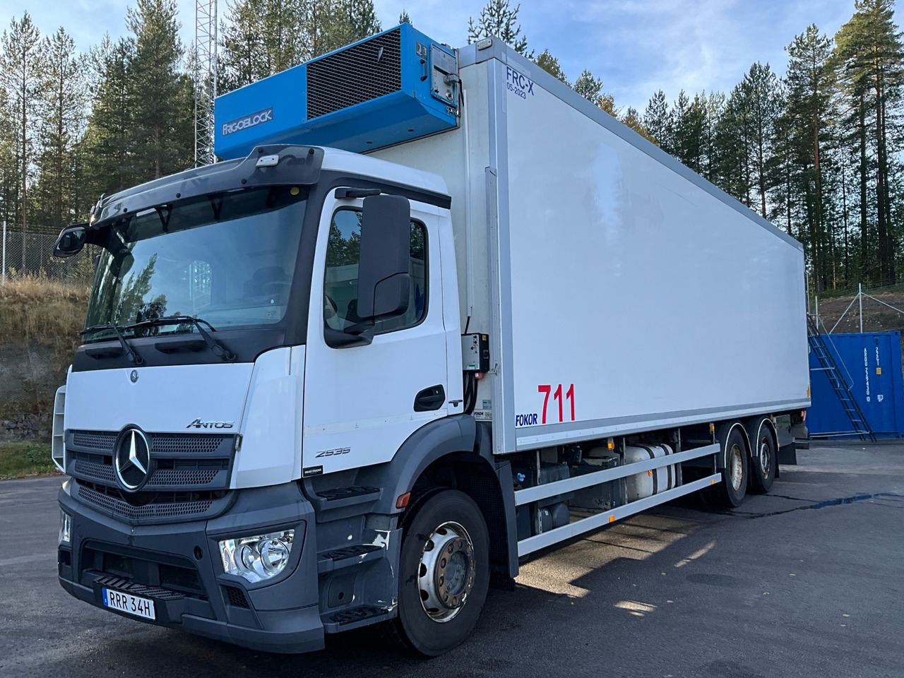 Mercedes-Benz Antos 2535 - Hűtős teherautó: 1 kép. Mercedes-Benz Antos 2535 - Hűtős teherautó: 1 kép.