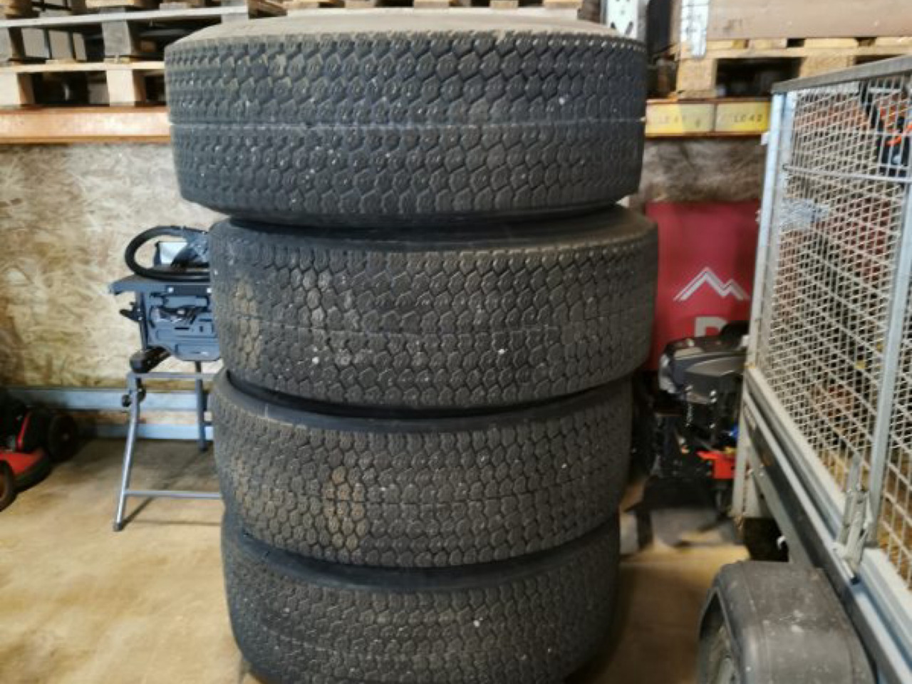 Michelin 385/65R22.5 - Gumiabroncs - Építőipari gépek: 1 kép. Michelin 385/65R22.5 - Gumiabroncs - Építőipari gépek: 1 kép.