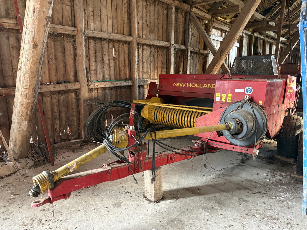 New Holland 575 - Bálázó: 1 kép. New Holland 575 - Bálázó: 1 kép.