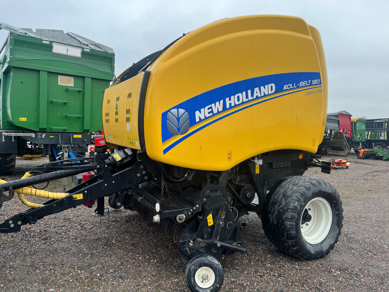New Holland Roll-Belt 180 Cropcutter - Bálázó: 1 kép. New Holland Roll-Belt 180 Cropcutter - Bálázó: 1 kép.