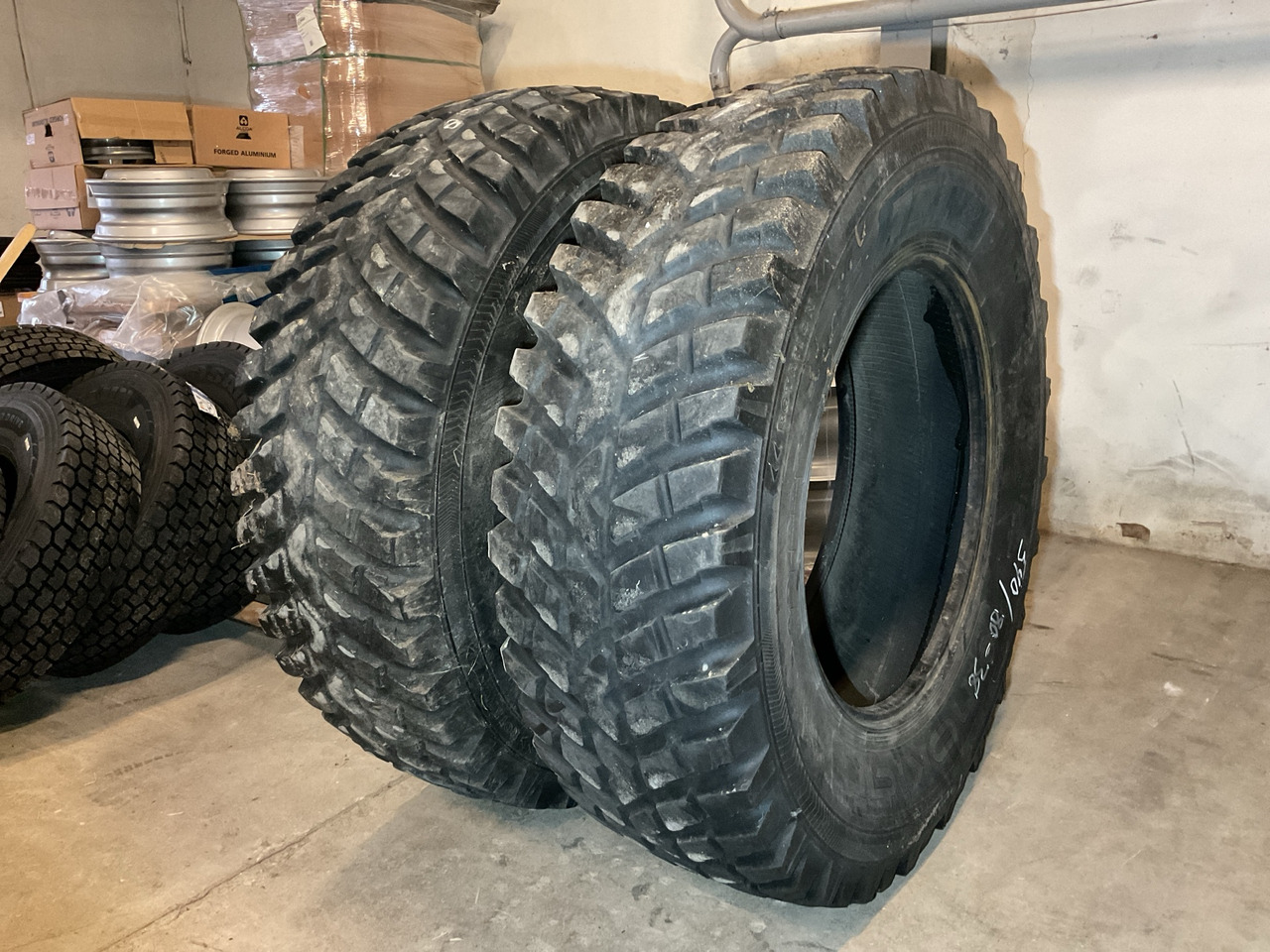 Nokian 540/80R38 - Gumiabroncs - Mezőgazdasági gépek: 1 kép. Nokian 540/80R38 - Gumiabroncs - Mezőgazdasági gépek: 1 kép.
