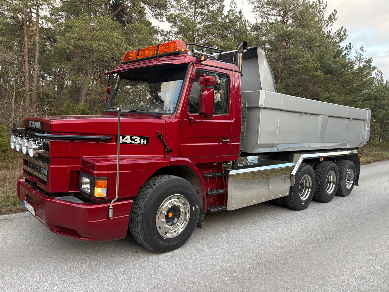 Scania R143H - Billenőplatós teherautó: 1 kép. Scania R143H - Billenőplatós teherautó: 1 kép.
