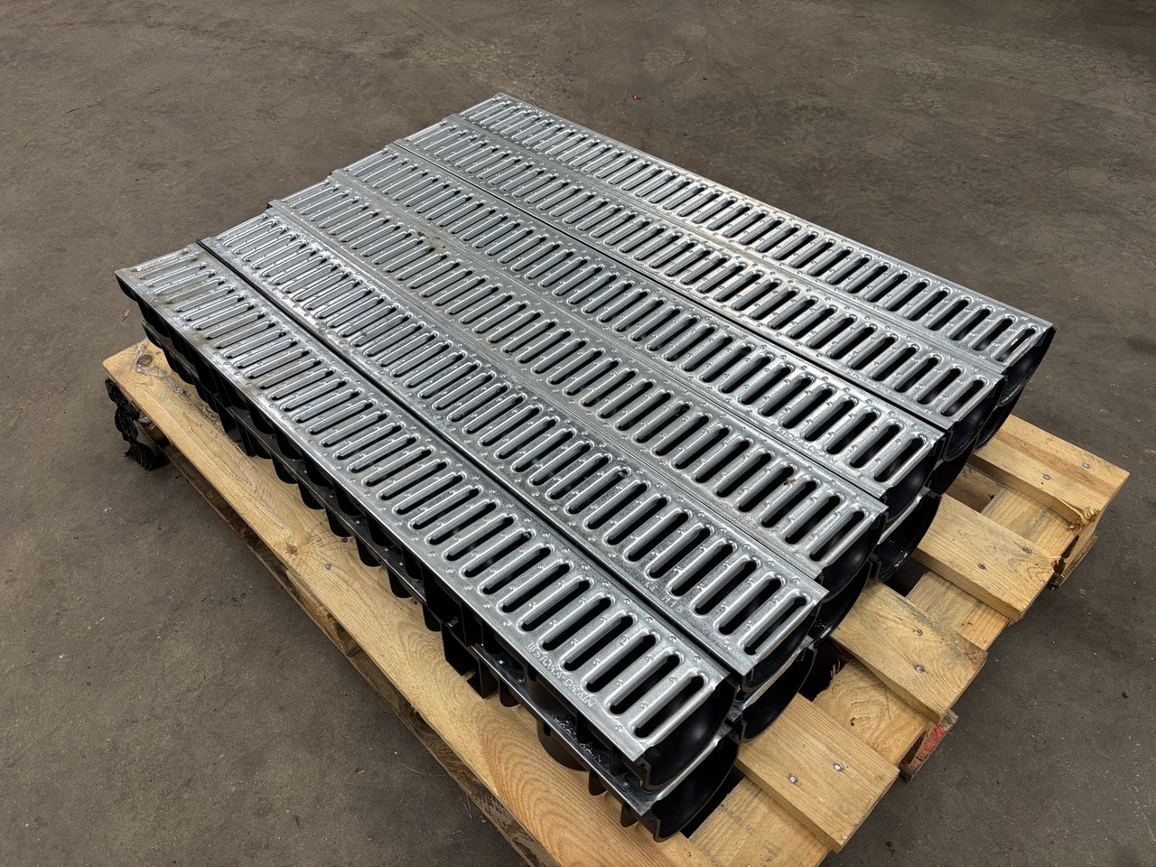 Stora-Drain - Építőipari berendezések: 1 kép. Stora-Drain - Építőipari berendezések: 1 kép.