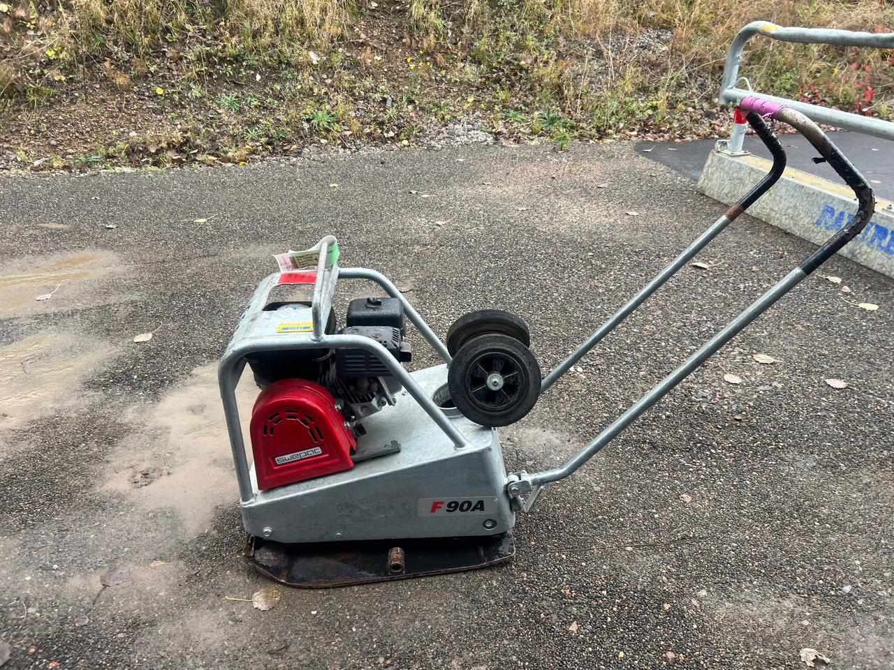 Swepac F 90 A - Lapvibrátor: 1 kép. Swepac F 90 A - Lapvibrátor: 1 kép.