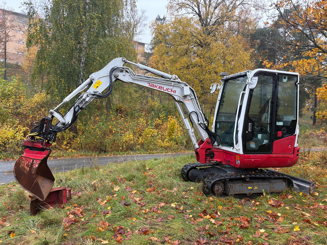 Takeuchi TB 230 - Kotrógép: 1 kép. Takeuchi TB 230 - Kotrógép: 1 kép.