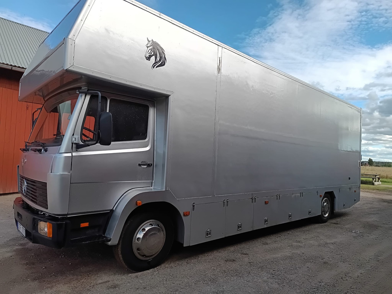 Mercedes-Benz 1320 - Teherautó: 1 kép. Mercedes-Benz 1320 - Teherautó: 1 kép.