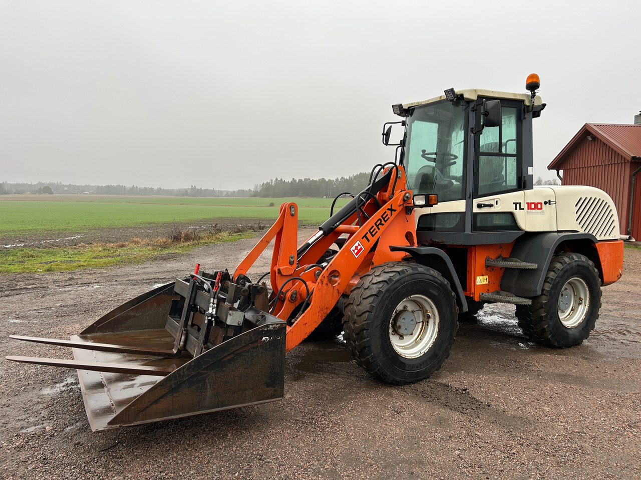 Terex TL100 - Gumikerekes homlokrakodó: 1 kép. Terex TL100 - Gumikerekes homlokrakodó: 1 kép.