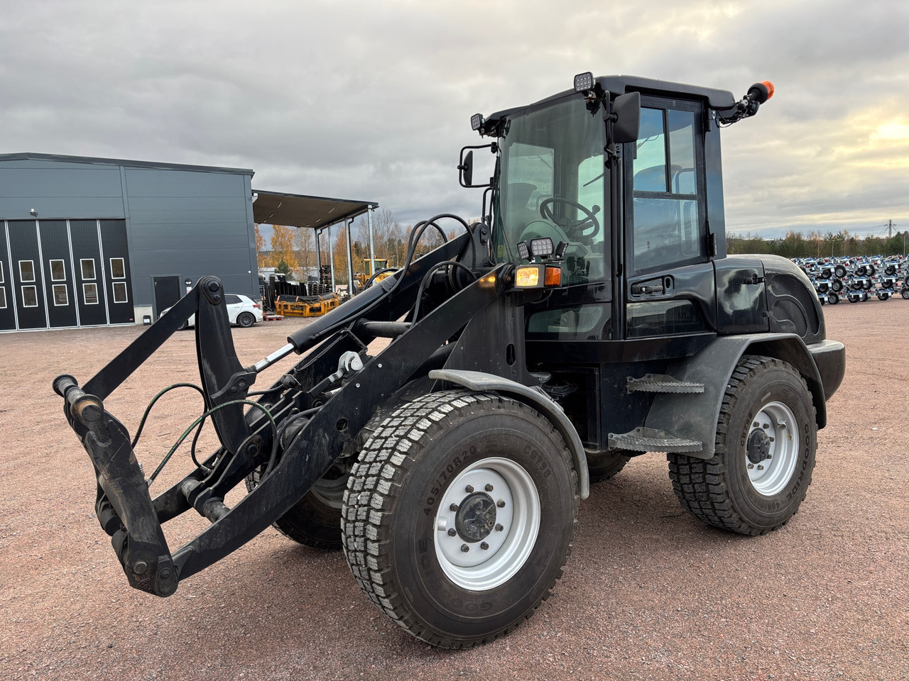 Terex TL80 - Gumikerekes homlokrakodó: 1 kép. Terex TL80 - Gumikerekes homlokrakodó: 1 kép.