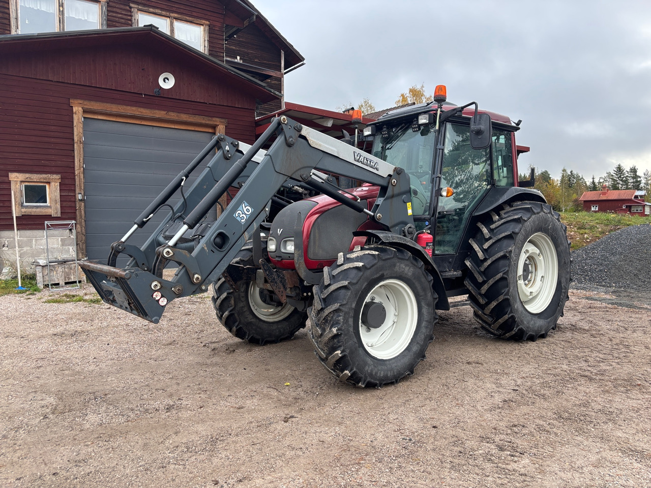 Valtra A93 - Traktor: 1 kép. Valtra A93 - Traktor: 1 kép.