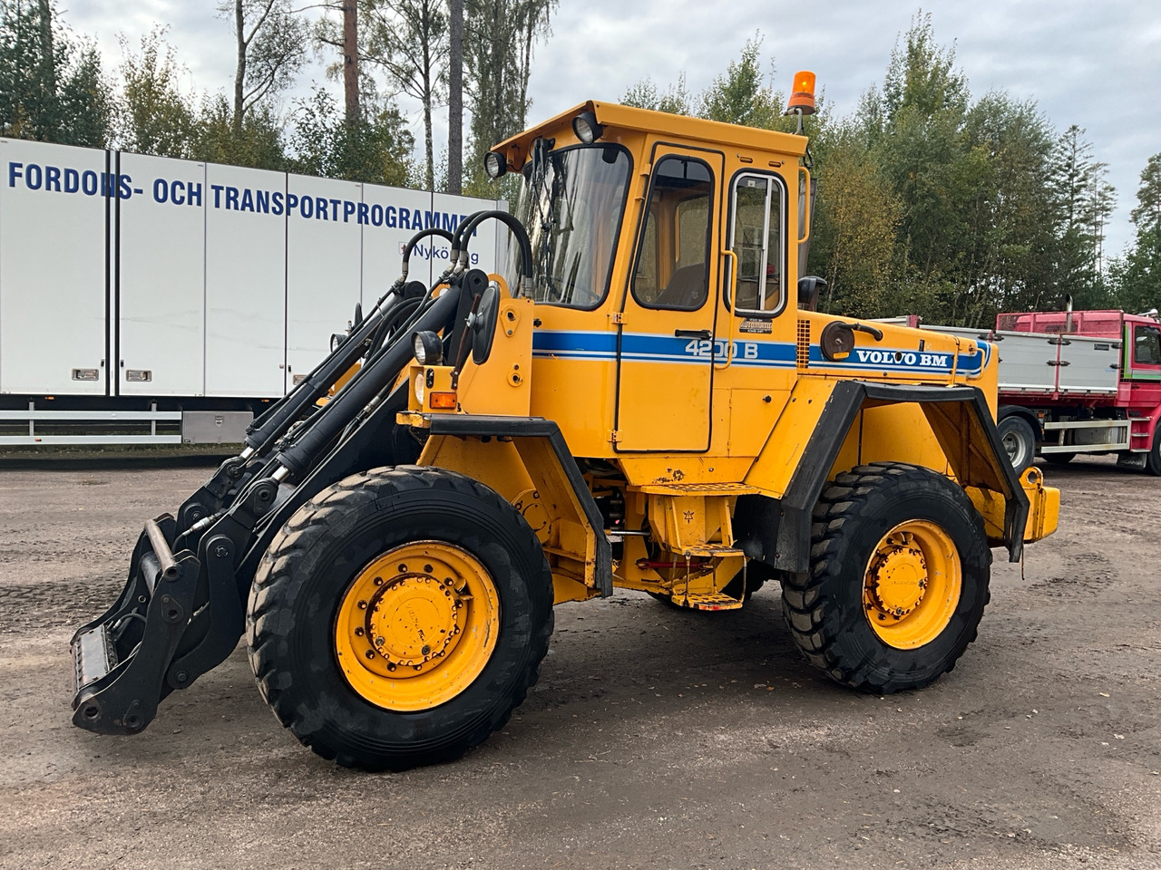 Volvo BM 4200 B - Gumikerekes homlokrakodó: 1 kép. Volvo BM 4200 B - Gumikerekes homlokrakodó: 1 kép.