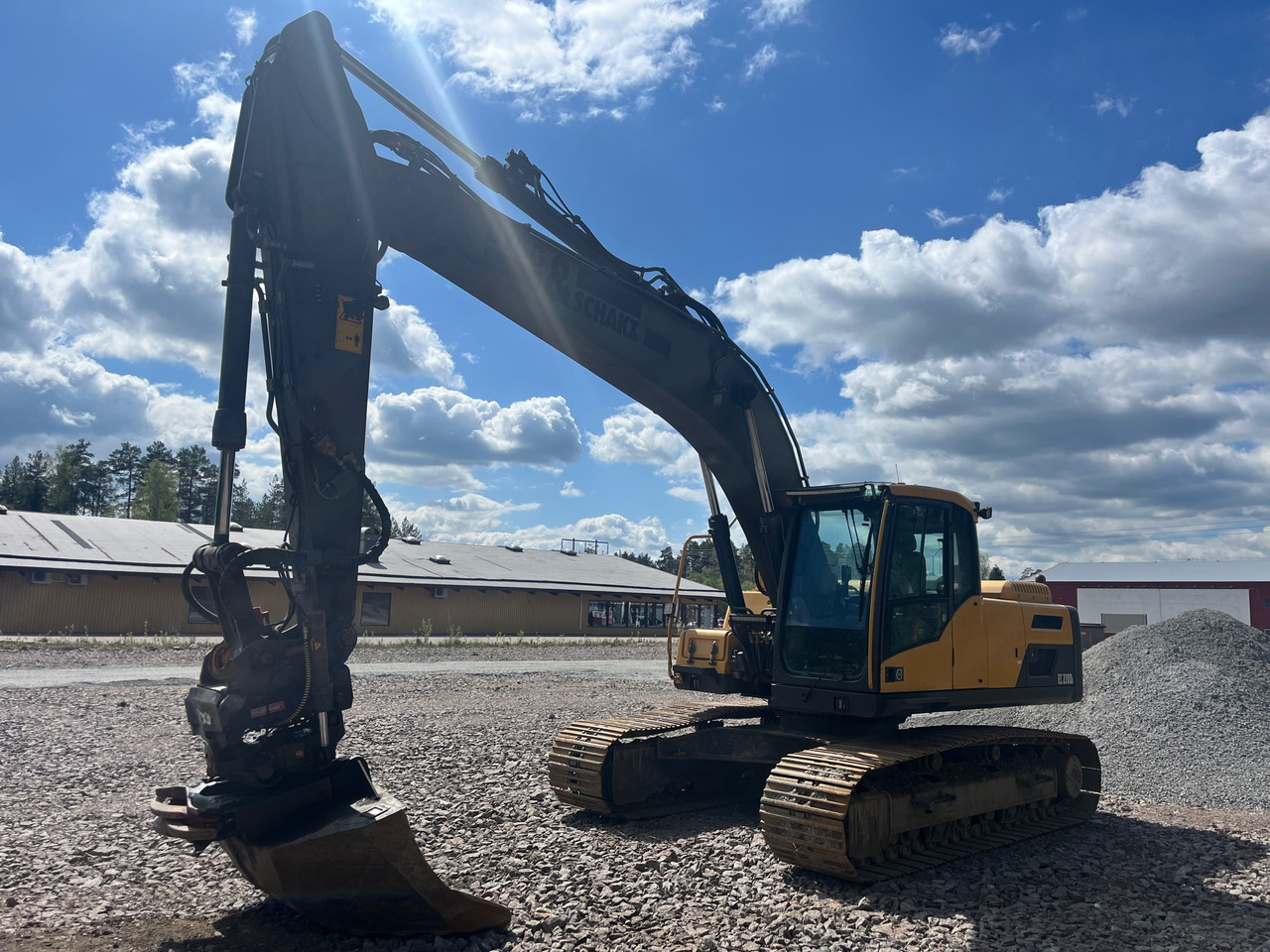 Volvo EC220DL - Kotrógép: 1 kép. Volvo EC220DL - Kotrógép: 1 kép.