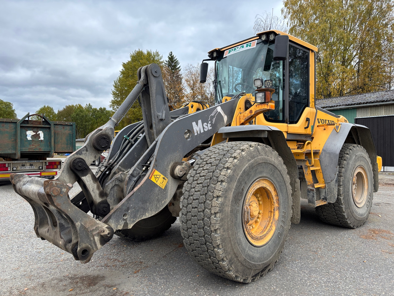 Volvo L110 F - Gumikerekes homlokrakodó: 1 kép. Volvo L110 F - Gumikerekes homlokrakodó: 1 kép.